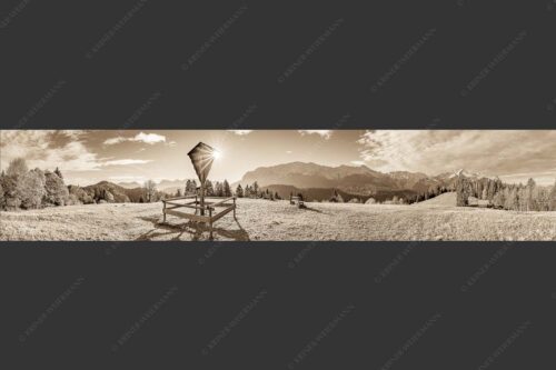 Wegkreuz mit Blick auf Karwendel- und Wettersteingebirge - Herrgot im Paradies III 5:1 sepia -- Feldkreuz mit Eckbauer und Wetterstein - mehr Infos bei www.Kriner-Weiermann.de