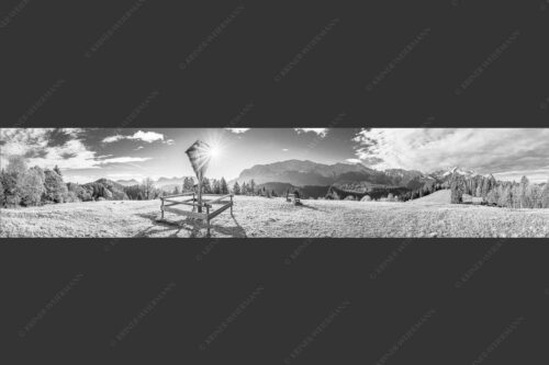 Wegkreuz mit Blick auf Karwendel- und Wettersteingebirge - Herrgot im Paradies III 5:1 sw -- Feldkreuz mit Eckbauer und Wetterstein - mehr Infos bei www.Kriner-Weiermann.de