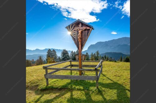 Wegkreuz mit Blicxk auf Karwedenl- und Wettersteingebirge - Herrgot im Paradies 1:1  -- Wegkreuz am Wamberg mit Wetterstein - mehr Infos bei www.Kriner-Weiermann.de