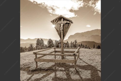 Wegkreuz mit Blicxk auf Karwedenl- und Wettersteingebirge - Herrgot im Paradies 1:1 sepia -- Wegkreuz am Wamberg mit Wetterstein - mehr Infos bei www.Kriner-Weiermann.de