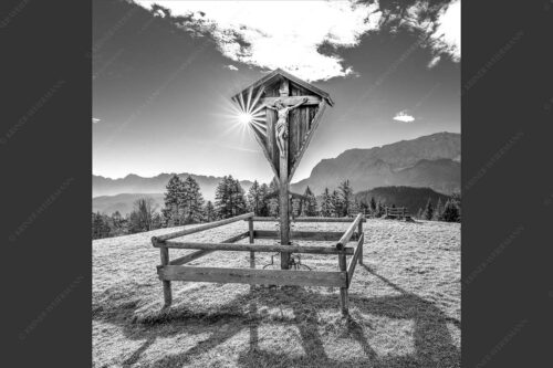 Wegkreuz mit Blicxk auf Karwedenl- und Wettersteingebirge - Herrgot im Paradies 1:1 sw -- Wegkreuz am Wamberg mit Wetterstein - mehr Infos bei www.Kriner-Weiermann.de