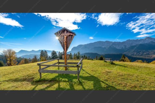 Wegkreuz mit Blicxk auf Karwedenl- und Wettersteingebirge - Herrgot im Paradies 2:1  -- Wegkreuz am Wamberg mit Wetterstein - mehr Infos bei www.Kriner-Weiermann.de