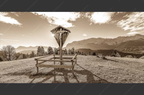 Wegkreuz mit Blicxk auf Karwedenl- und Wettersteingebirge - Herrgot im Paradies 2:1 sepia -- Wegkreuz am Wamberg mit Wetterstein - mehr Infos bei www.Kriner-Weiermann.de