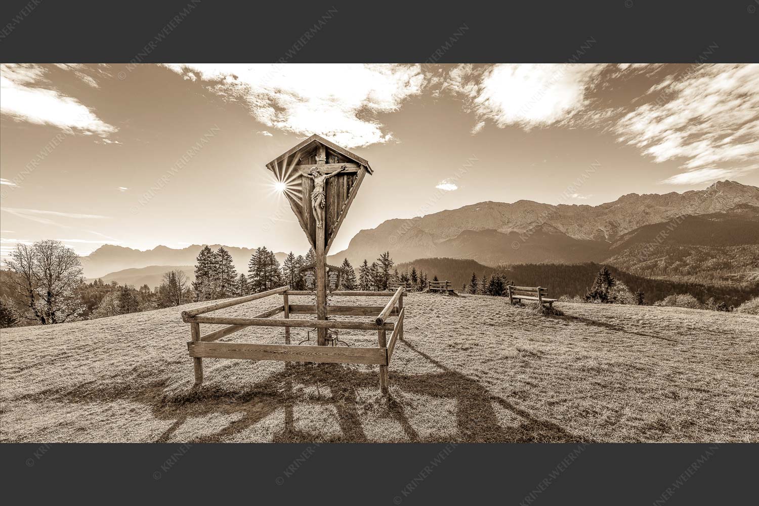 Wegkreuz mit Blicxk auf Karwedenl- und Wettersteingebirge - Herrgot im Paradies 2:1 sepia -- Wegkreuz am Wamberg mit Wetterstein - mehr Infos bei www.Kriner-Weiermann.de