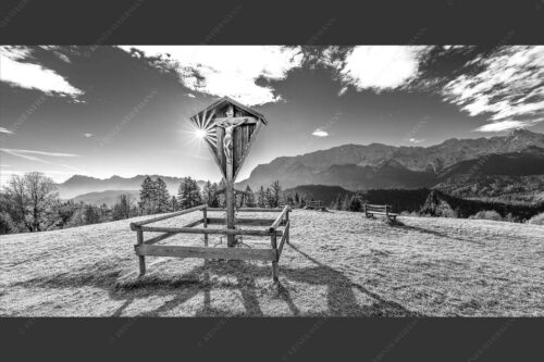 Wegkreuz mit Blicxk auf Karwedenl- und Wettersteingebirge - Herrgot im Paradies 2:1 sw -- Wegkreuz am Wamberg mit Wetterstein - mehr Infos bei www.Kriner-Weiermann.de