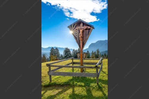 Wegkreuz mit Blicxk auf Karwedenl- und Wettersteingebirge - Herrgot im Paradies 2:3  -- Wegkreuz am Wamberg mit Wetterstein - mehr Infos bei www.Kriner-Weiermann.de