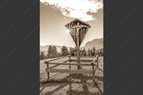 Wegkreuz mit Blicxk auf Karwedenl- und Wettersteingebirge - Herrgot im Paradies 2:3 sepia -- Wegkreuz am Wamberg mit Wetterstein - mehr Infos bei www.Kriner-Weiermann.de