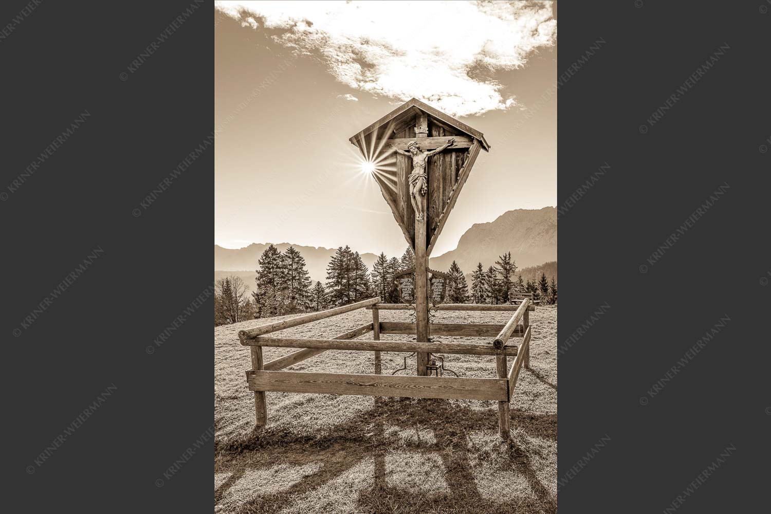 Wegkreuz mit Blicxk auf Karwedenl- und Wettersteingebirge - Herrgot im Paradies 2:3 sepia -- Wegkreuz am Wamberg mit Wetterstein - mehr Infos bei www.Kriner-Weiermann.de