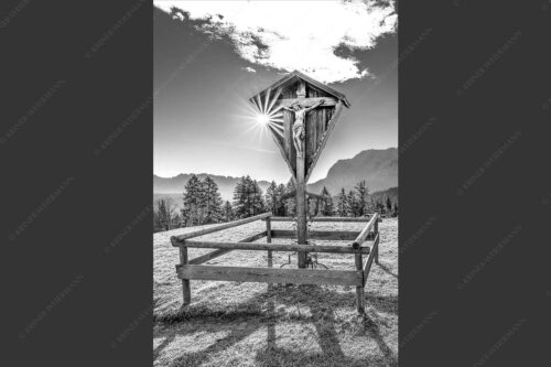 Wegkreuz mit Blicxk auf Karwedenl- und Wettersteingebirge - Herrgot im Paradies 2:3 sw -- Wegkreuz am Wamberg mit Wetterstein - mehr Infos bei www.Kriner-Weiermann.de
