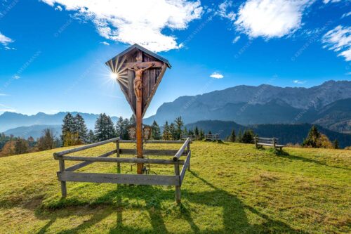 Wegkreuz mit Blicxk auf Karwedenl- und Wettersteingebirge - Herrgot im Paradies 3:2  -- Wegkreuz am Wamberg mit Wetterstein - mehr Infos bei www.Kriner-Weiermann.de