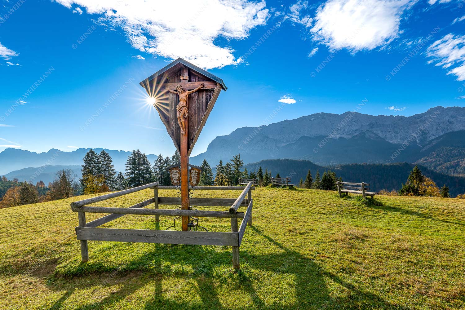 Wegkreuz mit Blicxk auf Karwedenl- und Wettersteingebirge - Herrgot im Paradies 3:2 -- Wegkreuz am Wamberg mit Wetterstein - mehr Infos bei www.Kriner-Weiermann.de