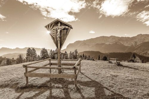 Wegkreuz mit Blicxk auf Karwedenl- und Wettersteingebirge - Herrgot im Paradies 3:2 sepia -- Wegkreuz am Wamberg mit Wetterstein - mehr Infos bei www.Kriner-Weiermann.de