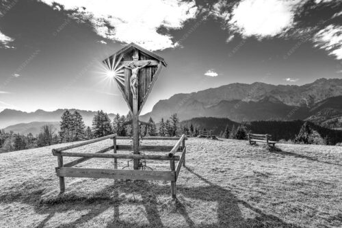 Wegkreuz mit Blicxk auf Karwedenl- und Wettersteingebirge - Herrgot im Paradies 3:2 sw -- Wegkreuz am Wamberg mit Wetterstein - mehr Infos bei www.Kriner-Weiermann.de