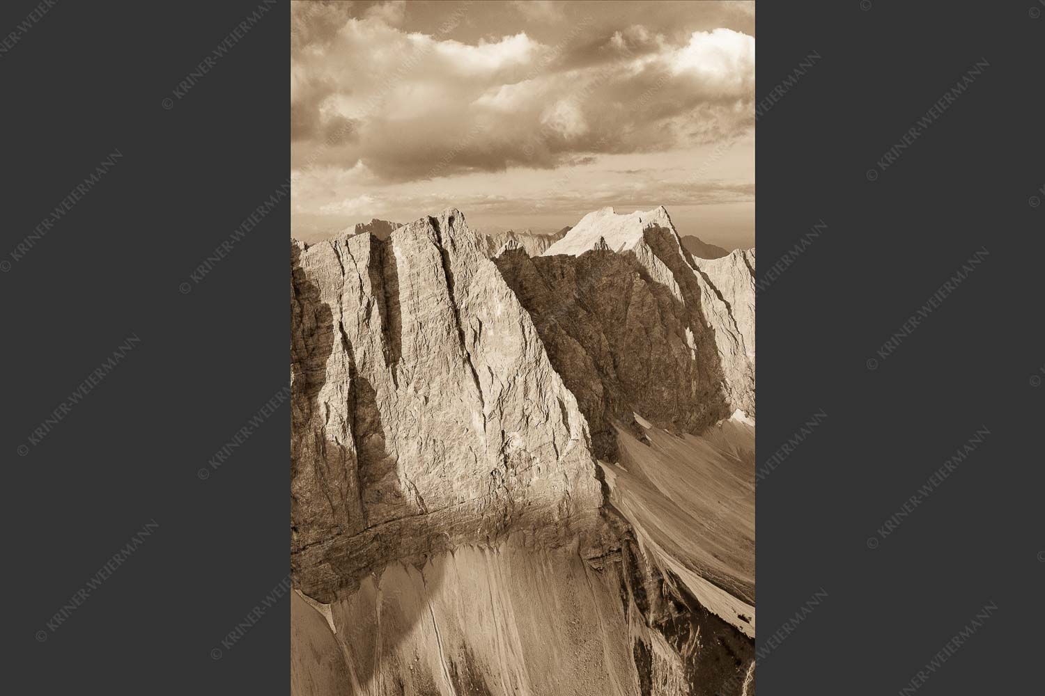 Erstes Licht an der Lalidererwand im Karwendel - Herzog Kante 2:3 sepia -- Lalidererspitze im Karwendelgebirge - mehr Infos bei www.Kriner-Weiermann.de