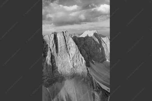 Erstes Licht an der Lalidererwand im Karwendel - Herzog Kante 2:3 sw -- Lalidererspitze im Karwendelgebirge - mehr Infos bei www.Kriner-Weiermann.de