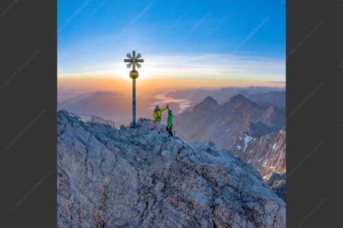 Gipfelerfolg auf der Zugspitze mit Blick über Jubiläumsgrat und Alpspitze in den Sonnenaufgang - high five 1:1  -- Bergsteiger auf der Zugspitze - mehr Infos bei www.Kriner-Weiermann.de