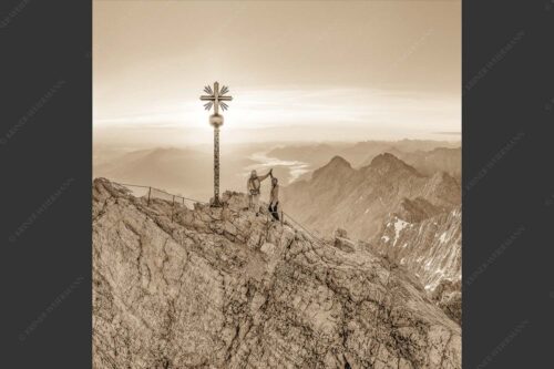 Gipfelerfolg auf der Zugspitze mit Blick über Jubiläumsgrat und Alpspitze in den Sonnenaufgang - high five 1:1 sepia -- Bergsteiger auf der Zugspitze - mehr Infos bei www.Kriner-Weiermann.de
