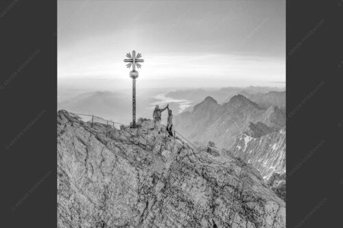 Gipfelerfolg auf der Zugspitze mit Blick über Jubiläumsgrat und Alpspitze in den Sonnenaufgang - high five 1:1 sw -- Bergsteiger auf der Zugspitze - mehr Infos bei www.Kriner-Weiermann.de