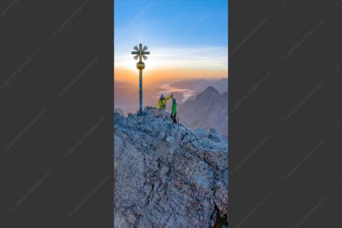 Gipfelerfolg auf der Zugspitze mit Blick über Jubiläumsgrat und Alpspitze in den Sonnenaufgang - high five 1:2  -- Bergsteiger auf der Zugspitze - mehr Infos bei www.Kriner-Weiermann.de