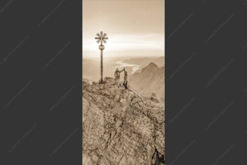 Gipfelerfolg auf der Zugspitze mit Blick über Jubiläumsgrat und Alpspitze in den Sonnenaufgang - high five 1:2 sepia -- Bergsteiger auf der Zugspitze - mehr Infos bei www.Kriner-Weiermann.de