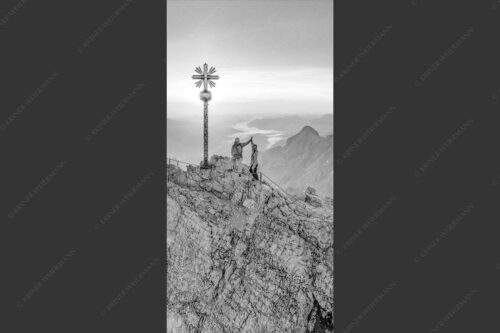 Gipfelerfolg auf der Zugspitze mit Blick über Jubiläumsgrat und Alpspitze in den Sonnenaufgang - high five 1:2 sw -- Bergsteiger auf der Zugspitze - mehr Infos bei www.Kriner-Weiermann.de