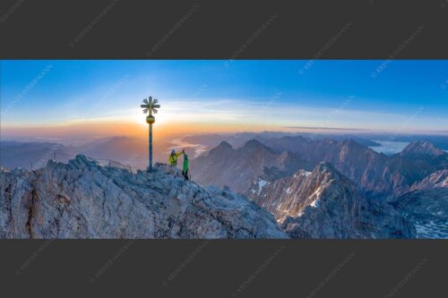 Gipfelerfolg auf der Zugspitze mit Blick über Jubiläumsgrat und Alpspitze in den Sonnenaufgang - high five 2,5:1  -- Bergsteiger auf der Zugspitze - mehr Infos bei www.Kriner-Weiermann.de