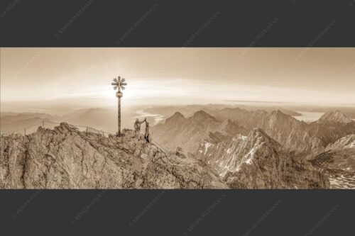 Gipfelerfolg auf der Zugspitze mit Blick über Jubiläumsgrat und Alpspitze in den Sonnenaufgang - high five 2,5:1 sepia -- Bergsteiger auf der Zugspitze - mehr Infos bei www.Kriner-Weiermann.de
