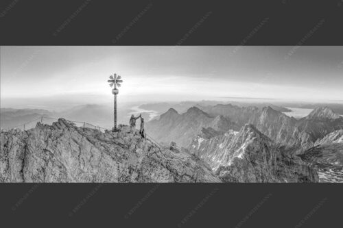 Gipfelerfolg auf der Zugspitze mit Blick über Jubiläumsgrat und Alpspitze in den Sonnenaufgang - high five 2,5:1 sw -- Bergsteiger auf der Zugspitze - mehr Infos bei www.Kriner-Weiermann.de