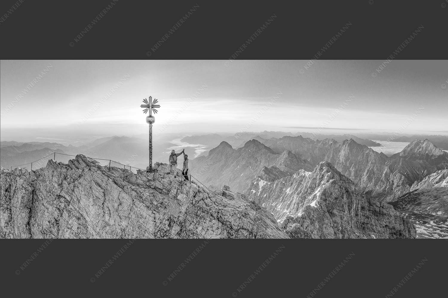 Gipfelerfolg auf der Zugspitze mit Blick über Jubiläumsgrat und Alpspitze in den Sonnenaufgang - high five 2,5:1 sw -- Bergsteiger auf der Zugspitze - mehr Infos bei www.Kriner-Weiermann.de