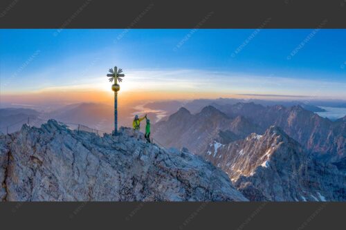 Gipfelerfolg auf der Zugspitze mit Blick über Jubiläumsgrat und Alpspitze in den Sonnenaufgang - high five 2:1  -- Bergsteiger auf der Zugspitze - mehr Infos bei www.Kriner-Weiermann.de