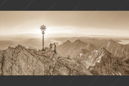 Gipfelerfolg auf der Zugspitze mit Blick über Jubiläumsgrat und Alpspitze in den Sonnenaufgang - high five 2:1 sepia -- Bergsteiger auf der Zugspitze - mehr Infos bei www.Kriner-Weiermann.de