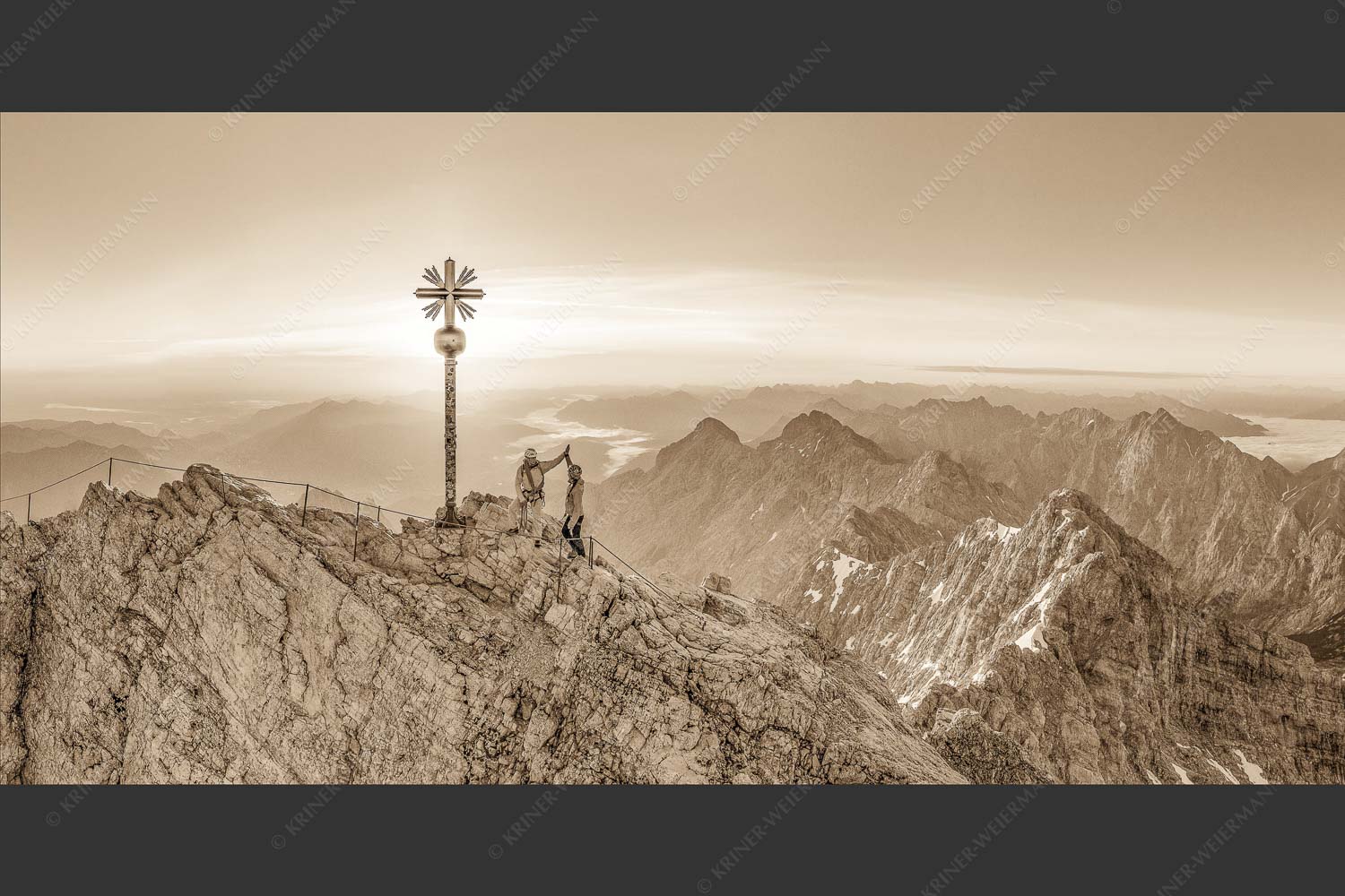 Gipfelerfolg auf der Zugspitze mit Blick über Jubiläumsgrat und Alpspitze in den Sonnenaufgang - high five 2:1 sepia -- Bergsteiger auf der Zugspitze - mehr Infos bei www.Kriner-Weiermann.de
