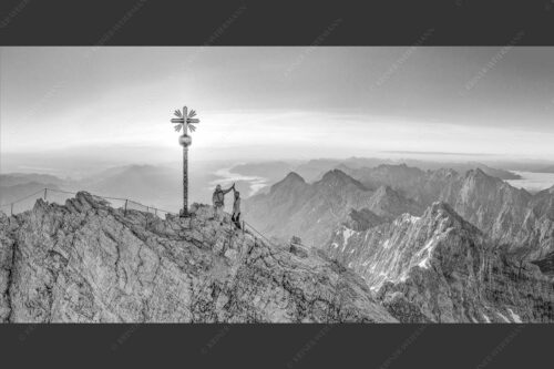 Gipfelerfolg auf der Zugspitze mit Blick über Jubiläumsgrat und Alpspitze in den Sonnenaufgang - high five 2:1 sw -- Bergsteiger auf der Zugspitze - mehr Infos bei www.Kriner-Weiermann.de