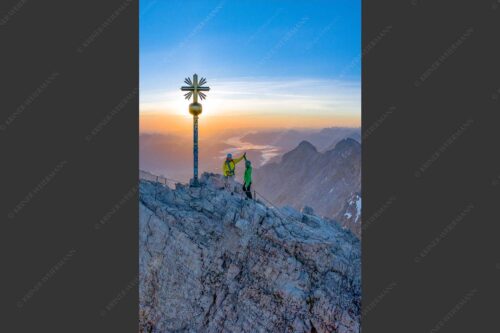 Gipfelerfolg auf der Zugspitze mit Blick über Jubiläumsgrat und Alpspitze in den Sonnenaufgang - high five 2:3  -- Bergsteiger auf der Zugspitze - mehr Infos bei www.Kriner-Weiermann.de