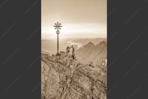 Gipfelerfolg auf der Zugspitze mit Blick über Jubiläumsgrat und Alpspitze in den Sonnenaufgang - high five 2:3 sepia -- Bergsteiger auf der Zugspitze - mehr Infos bei www.Kriner-Weiermann.de