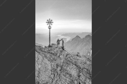 Gipfelerfolg auf der Zugspitze mit Blick über Jubiläumsgrat und Alpspitze in den Sonnenaufgang - high five 2:3 sw -- Bergsteiger auf der Zugspitze - mehr Infos bei www.Kriner-Weiermann.de