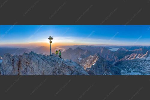 Gipfelerfolg auf der Zugspitze mit Blick über Jubiläumsgrat und Alpspitze in den Sonnenaufgang - high five 3:1  -- Bergsteiger auf der Zugspitze - mehr Infos bei www.Kriner-Weiermann.de