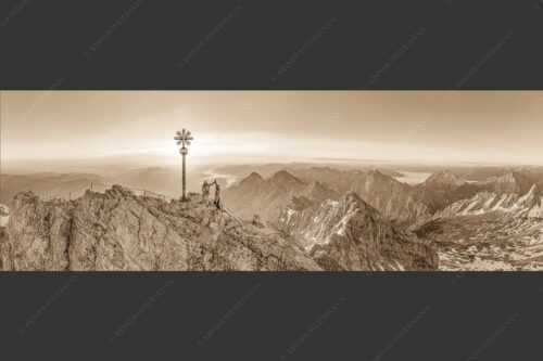 Gipfelerfolg auf der Zugspitze mit Blick über Jubiläumsgrat und Alpspitze in den Sonnenaufgang - high five 3:1 sepia -- Bergsteiger auf der Zugspitze - mehr Infos bei www.Kriner-Weiermann.de