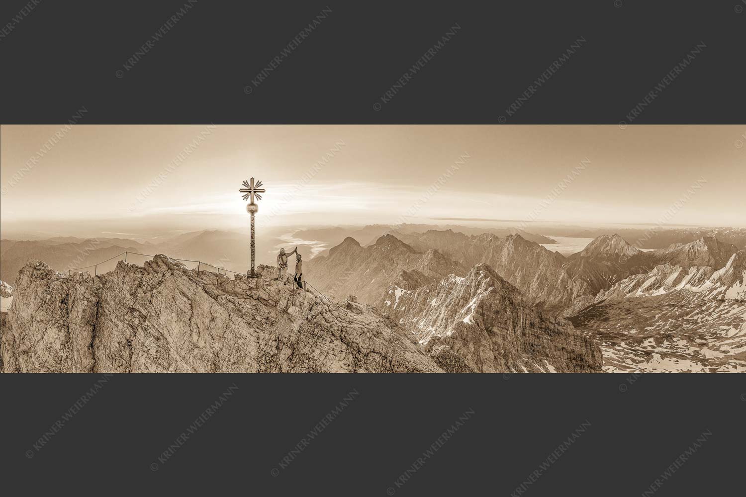 Gipfelerfolg auf der Zugspitze mit Blick über Jubiläumsgrat und Alpspitze in den Sonnenaufgang - high five 3:1 sepia -- Bergsteiger auf der Zugspitze - mehr Infos bei www.Kriner-Weiermann.de