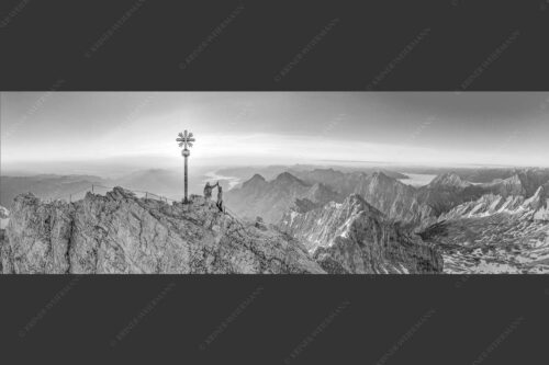 Gipfelerfolg auf der Zugspitze mit Blick über Jubiläumsgrat und Alpspitze in den Sonnenaufgang - high five 3:1 sw -- Bergsteiger auf der Zugspitze - mehr Infos bei www.Kriner-Weiermann.de