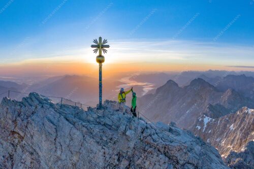 Gipfelerfolg auf der Zugspitze mit Blick über Jubiläumsgrat und Alpspitze in den Sonnenaufgang - high five 3:2  -- Bergsteiger auf der Zugspitze - mehr Infos bei www.Kriner-Weiermann.de