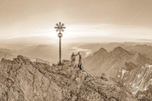 Gipfelerfolg auf der Zugspitze mit Blick über Jubiläumsgrat und Alpspitze in den Sonnenaufgang - high five 3:2 sepia -- Bergsteiger auf der Zugspitze - mehr Infos bei www.Kriner-Weiermann.de