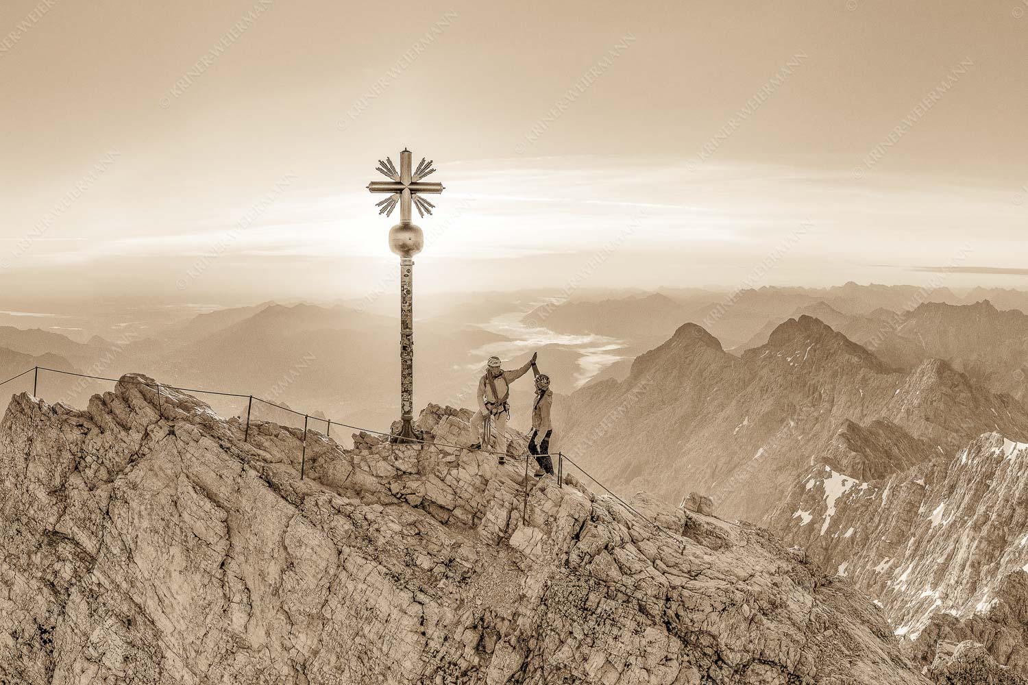 Gipfelerfolg auf der Zugspitze mit Blick über Jubiläumsgrat und Alpspitze in den Sonnenaufgang - high five 3:2 sepia -- Bergsteiger auf der Zugspitze - mehr Infos bei www.Kriner-Weiermann.de