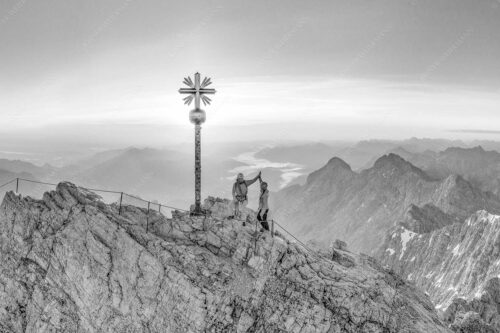 Gipfelerfolg auf der Zugspitze mit Blick über Jubiläumsgrat und Alpspitze in den Sonnenaufgang - high five 3:2 sw -- Bergsteiger auf der Zugspitze - mehr Infos bei www.Kriner-Weiermann.de
