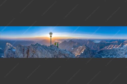 Gipfelerfolg auf der Zugspitze mit Blick über Jubiläumsgrat und Alpspitze in den Sonnenaufgang - high five 4:1  -- Bergsteiger auf der Zugspitze - mehr Infos bei www.Kriner-Weiermann.de