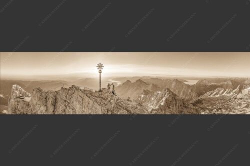 Gipfelerfolg auf der Zugspitze mit Blick über Jubiläumsgrat und Alpspitze in den Sonnenaufgang - high five 4:1 sepia -- Bergsteiger auf der Zugspitze - mehr Infos bei www.Kriner-Weiermann.de