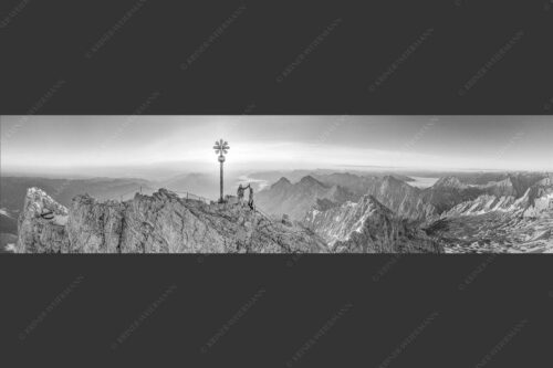 Gipfelerfolg auf der Zugspitze mit Blick über Jubiläumsgrat und Alpspitze in den Sonnenaufgang - high five 4:1 sw -- Bergsteiger auf der Zugspitze - mehr Infos bei www.Kriner-Weiermann.de