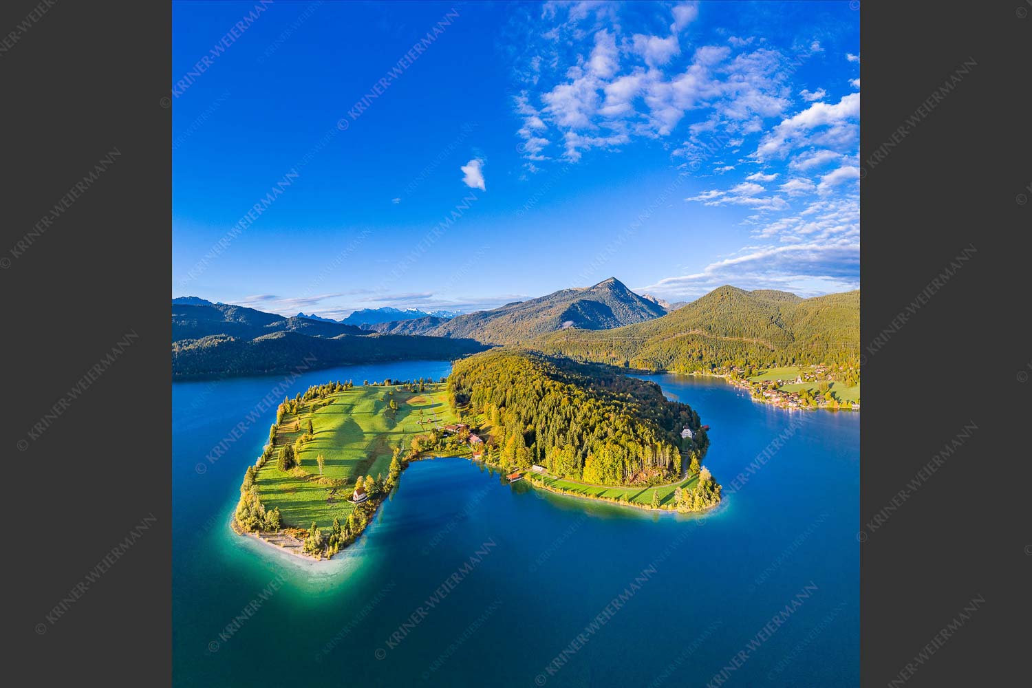 Blick über die Halbinsel Zwergern am Walchensee zum Simetsberg und Wettersteingebirge - Himmelswiesn 1:1 -- Halbinsel Zwergern am Walchensee mit Simetsberg - mehr Infos bei www.Kriner-Weiermann.de