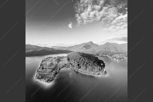Blick über die Halbinsel Zwergern am Walchensee zum Simetsberg und Wettersteingebirge - Himmelswiesn 1:1 sw -- Halbinsel Zwergern am Walchensee mit Simetsberg - mehr Infos bei www.Kriner-Weiermann.de