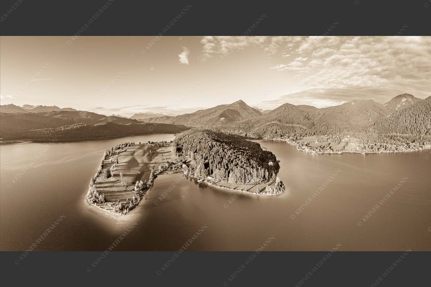 Blick über die Halbinsel Zwergern am Walchensee zum Simetsberg und Wettersteingebirge - Himmelswiesn 2:1 sepia -- Halbinsel Zwergern am Walchensee mit Simetsberg - mehr Infos bei www.Kriner-Weiermann.de